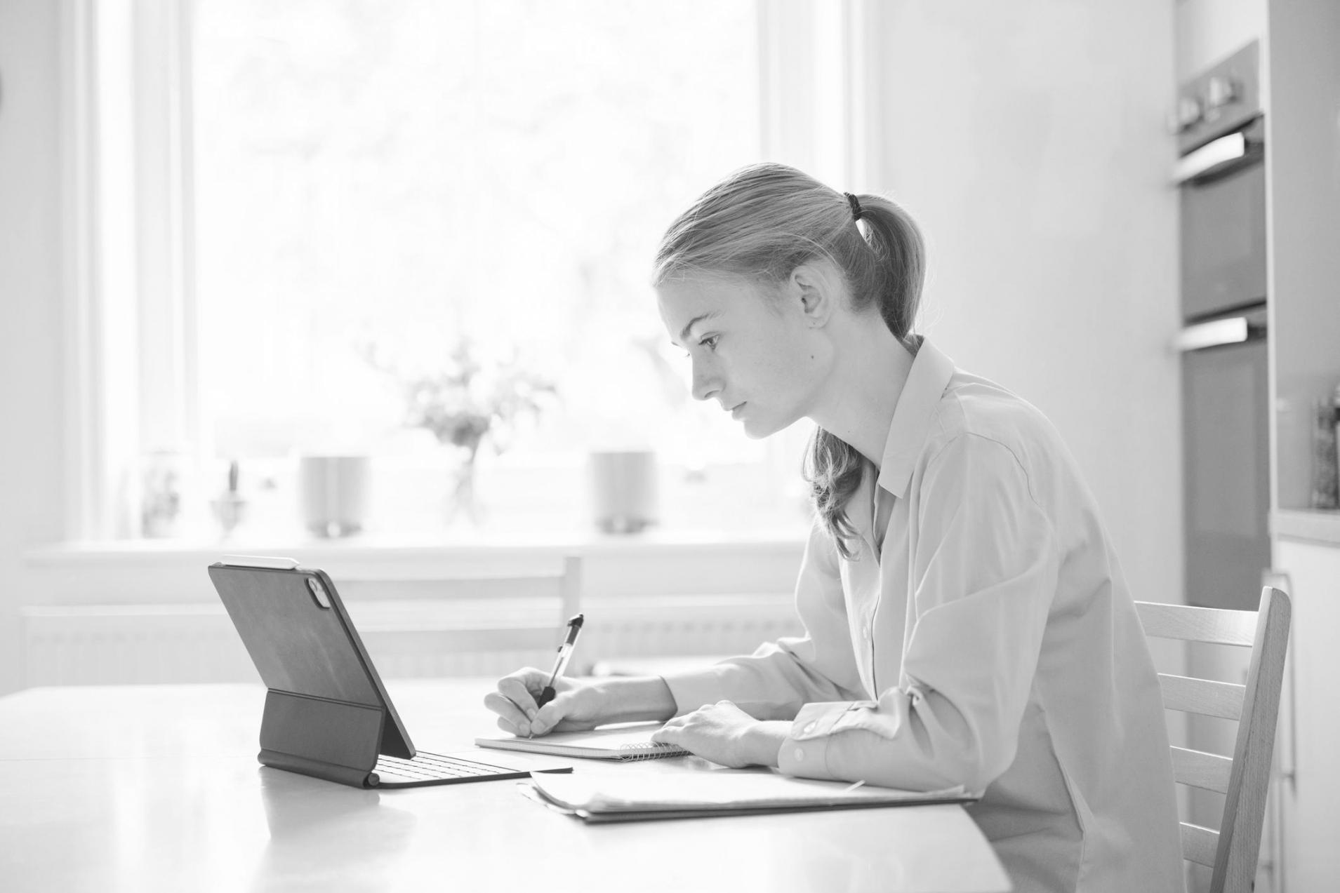 Arbeitsumgebung mit Dokumenten und digitalen Geräten für E-Commerce-Analyse